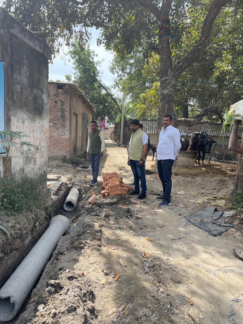 गोंडा : सहायक विकास अधिकारी ने ग्राम पंचायत आटा में निर्मित हो रहे आर आर सी सेंटर नाली निर्माण व सोकपिट का किया निरीक्षण