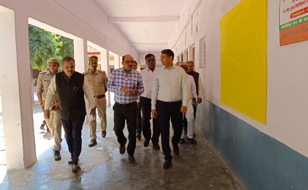 गोंडा : जिलाधिकारी डॉ उज्जवल कुमार ने यूपी बोर्ड परीक्षा मूल्यांकन केंद्रों का किया औचक निरीक्षण