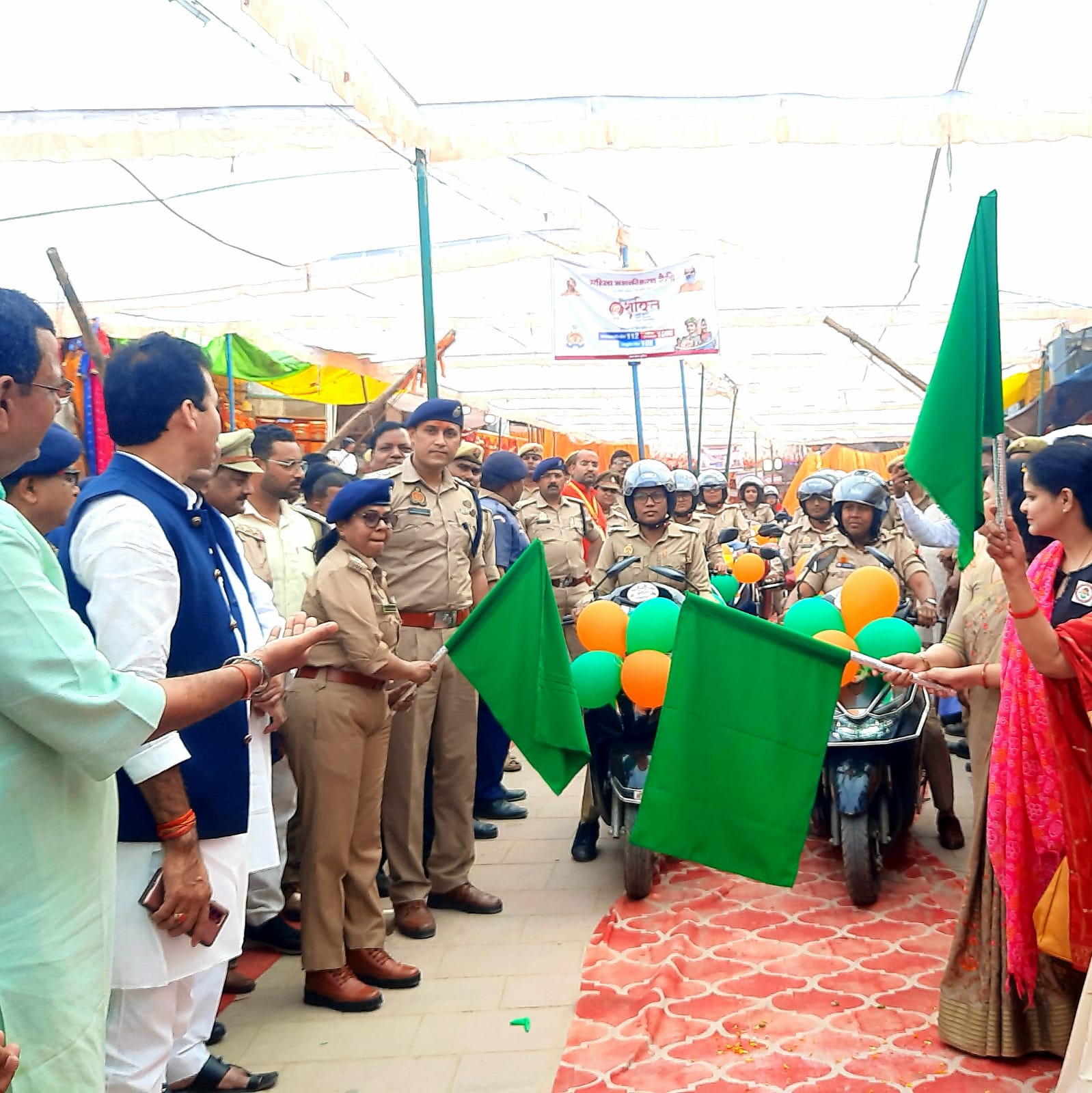 <em>विन्ध्याचल मीरजापुर से प्रारम्भ होकर गौतमबुद्धनगर को जाने वाली महिला सशक्तीकरण रैली को विन्ध्याचल मंदिर से हरी झण्डी दिखाकर किया गया रवाना</em>