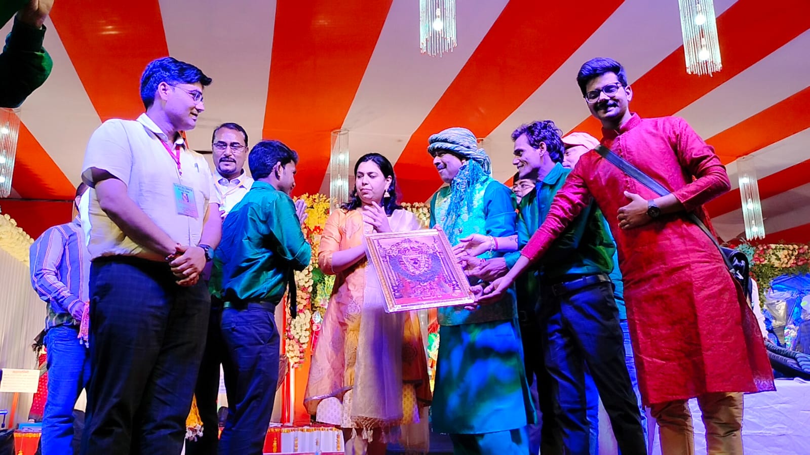 विन्ध्य महोत्सव के द्वितीय दिन मा0 विधायक नगर ने दीप प्रज्वलित कर एवं मां की प्रतिमा<br>पर माल्यार्पण कर किया शुभारम्भ