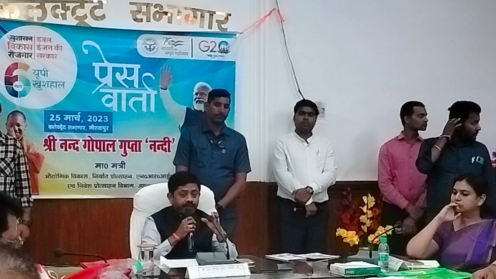 प्रभारी मंत्री जी ने प्रदेश सरकार के कर्यकाल के विधानसभाओं के विकास पर<br>आधारित पुस्तिका का किया विमोचन