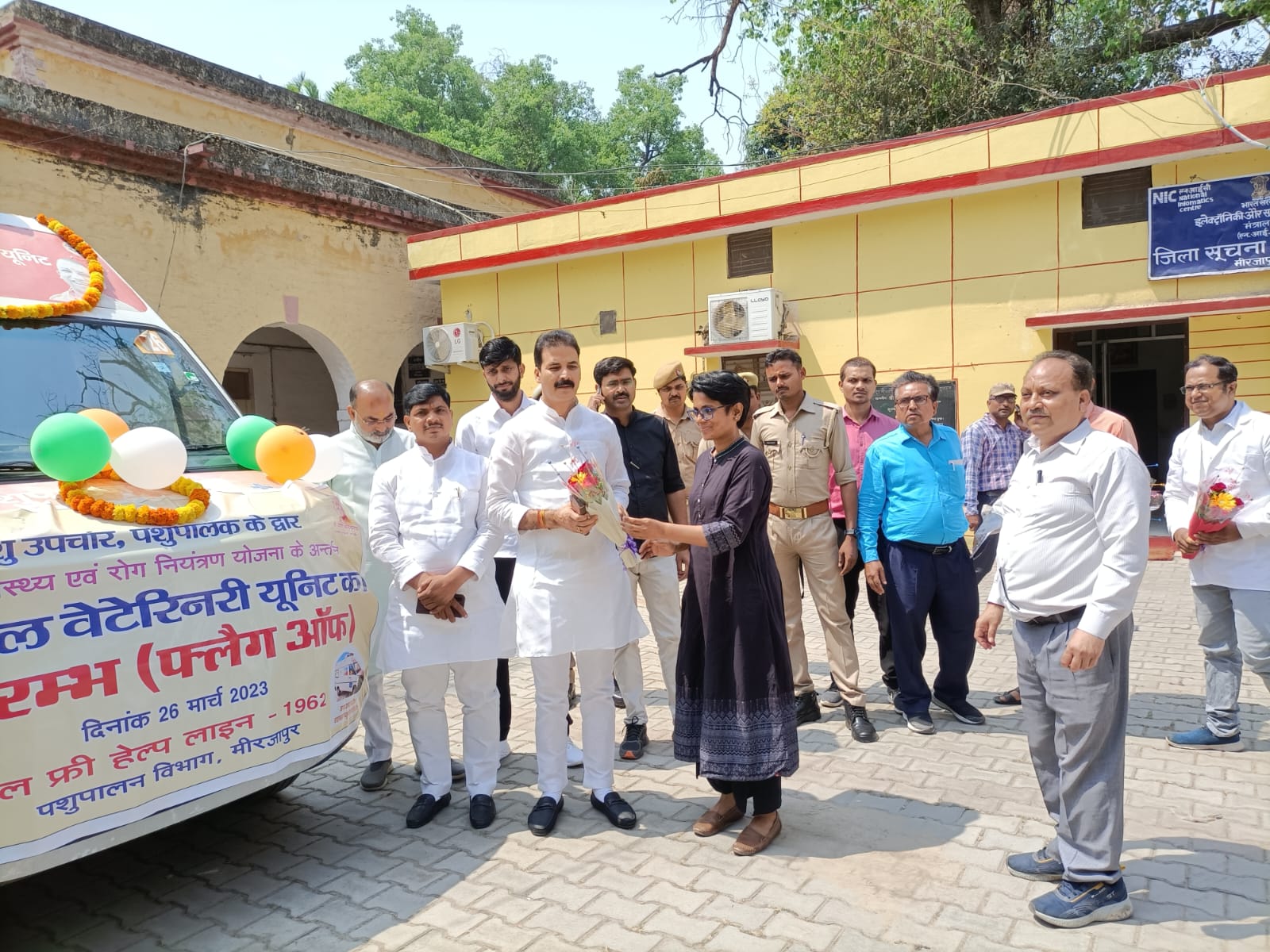 <em>मोबाईल वेटेरिनरी यूनिट (वैन) के सदस्य विधान परिषद ने हरी झण्डी दिखाकर किया रवाना</em>