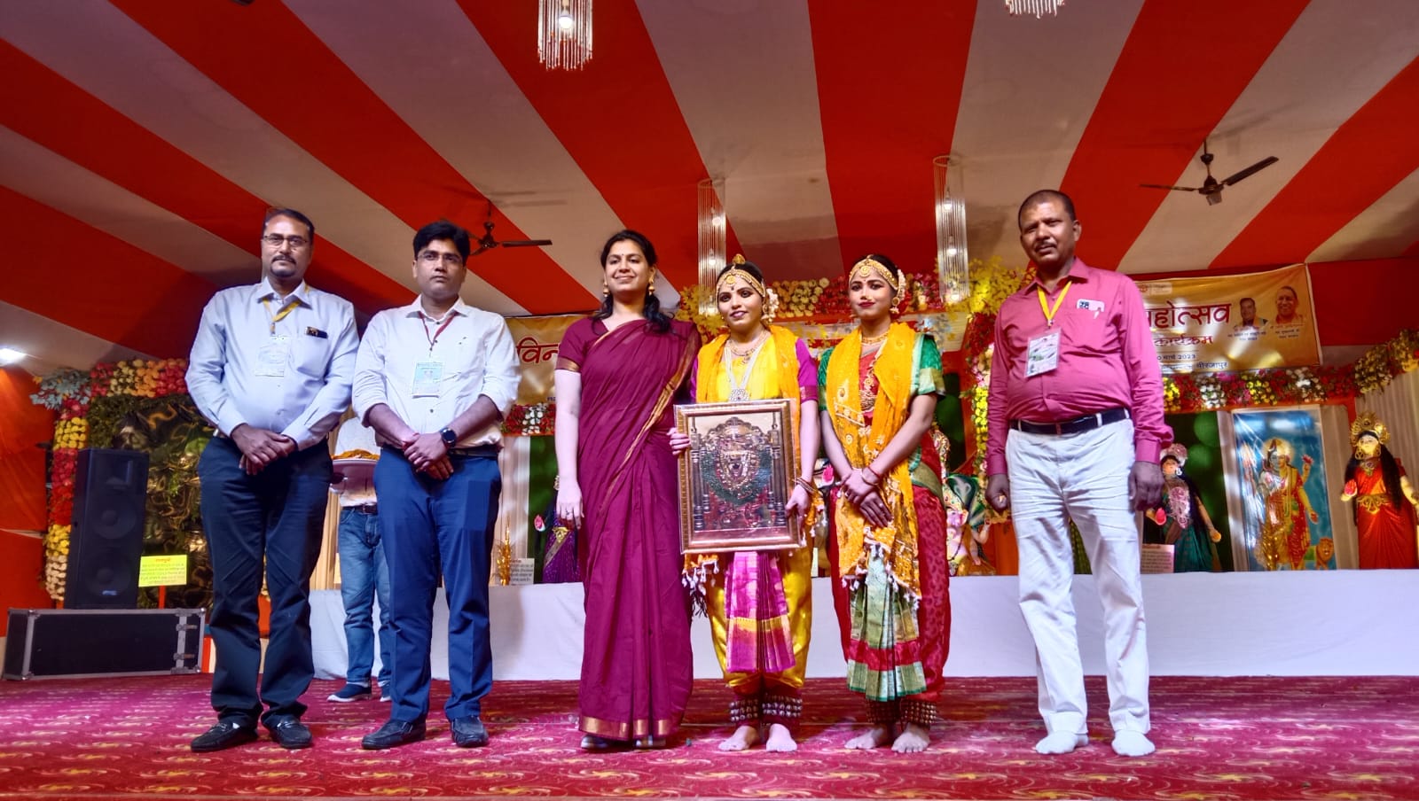 मुख्य विकास अधिकरी ने विध्य महोत्सव के पाचवें दिन मां विन्ध्यवासिनी देवी के चित्र पर<br>माल्यार्पण व दीप प्रज्वलित कर कार्यक्रम का किया शुभारम्भ