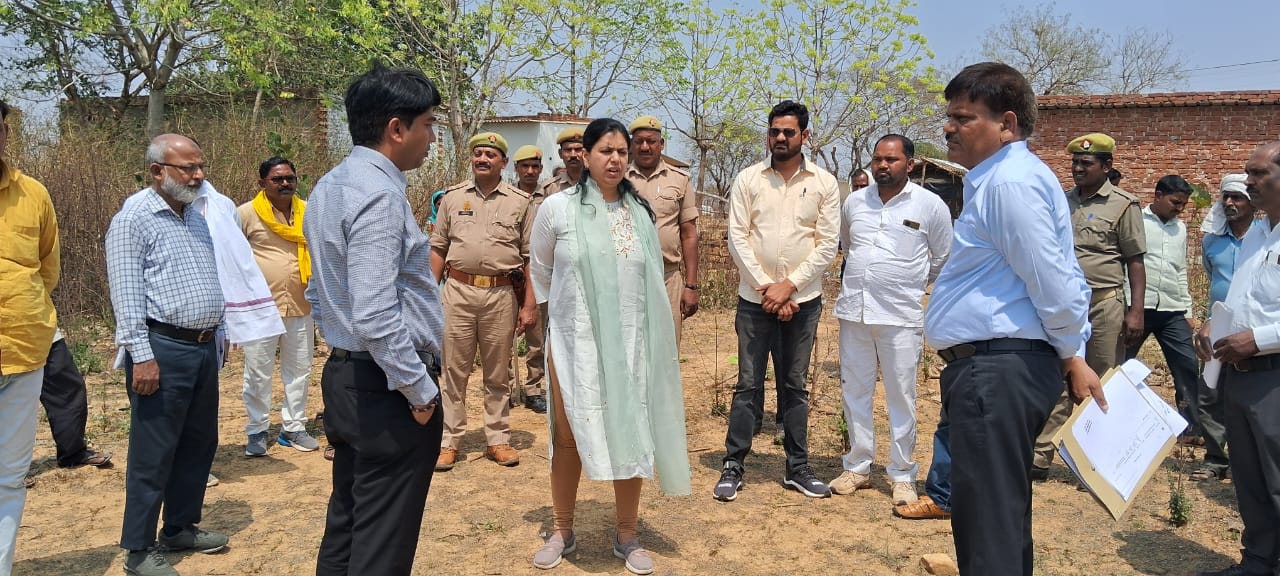 जिलाधिकारी ने राज्य स्तरीय विन्ध्य विश्व विद्यालय के लिये स्थल का किया निरीक्षण