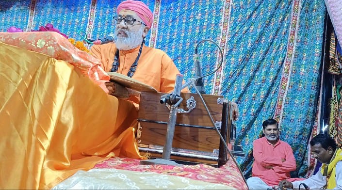 लहरपुर सीतापुर क्षेत्र के प्रसिद्ध देवी मंदिर केशरीगंज में 16 वें नवरात्र महोत्सव के तत्वावधान में चल रही रासलीला एवं श्रीमद्भागवत