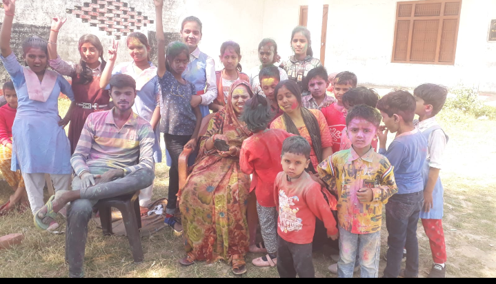 गोंडा: अध्यापकों संग बच्चों ने खेली होली , आपस मे गले मिलकर होली त्योहार की दी शुभकामनाएं