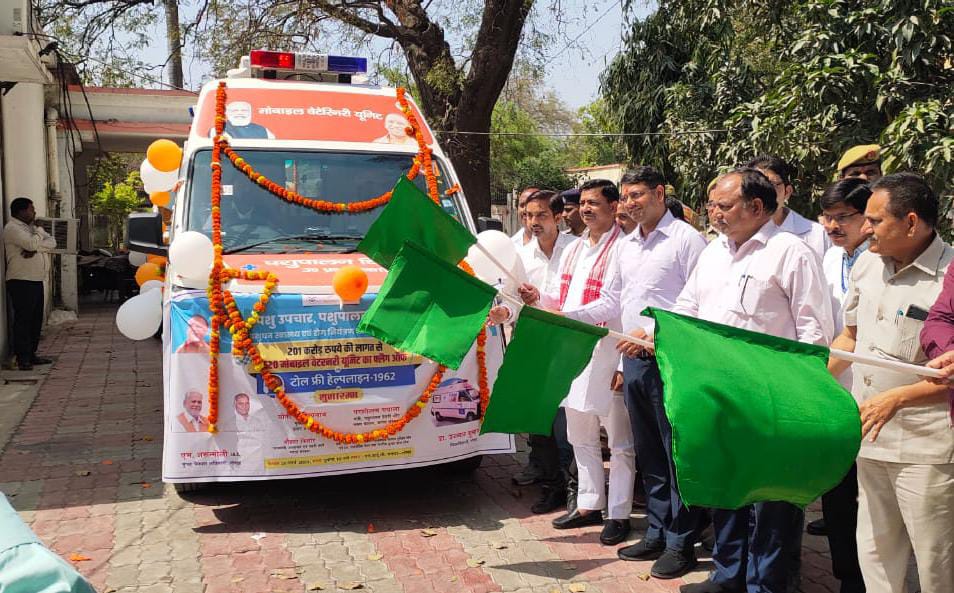 मोबाइल वेटरनरी वैन को एनआईसी से हरी झंडी दिखाकर रवाना करते हुए जिलाधिकारी महोदय।