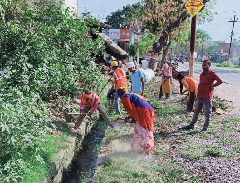 गोंडा : संचारी रोगों के नियंत्रण हेतु नगर क्षेत्र में चलाया जा रहा है विशेष सफाई अभियान