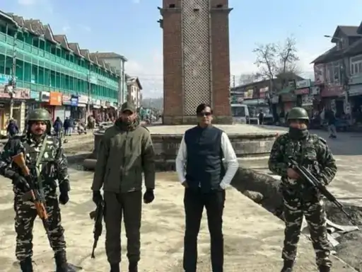 जम्मू-कश्मीर से PMO का बड़ा अफसर बताने वाला ठग गिरफ्तार: Z+ सिक्योरिटी के साथ बुलेटप्रूफ गाड़ी पर चलता था; कई बैठकें भी कीं