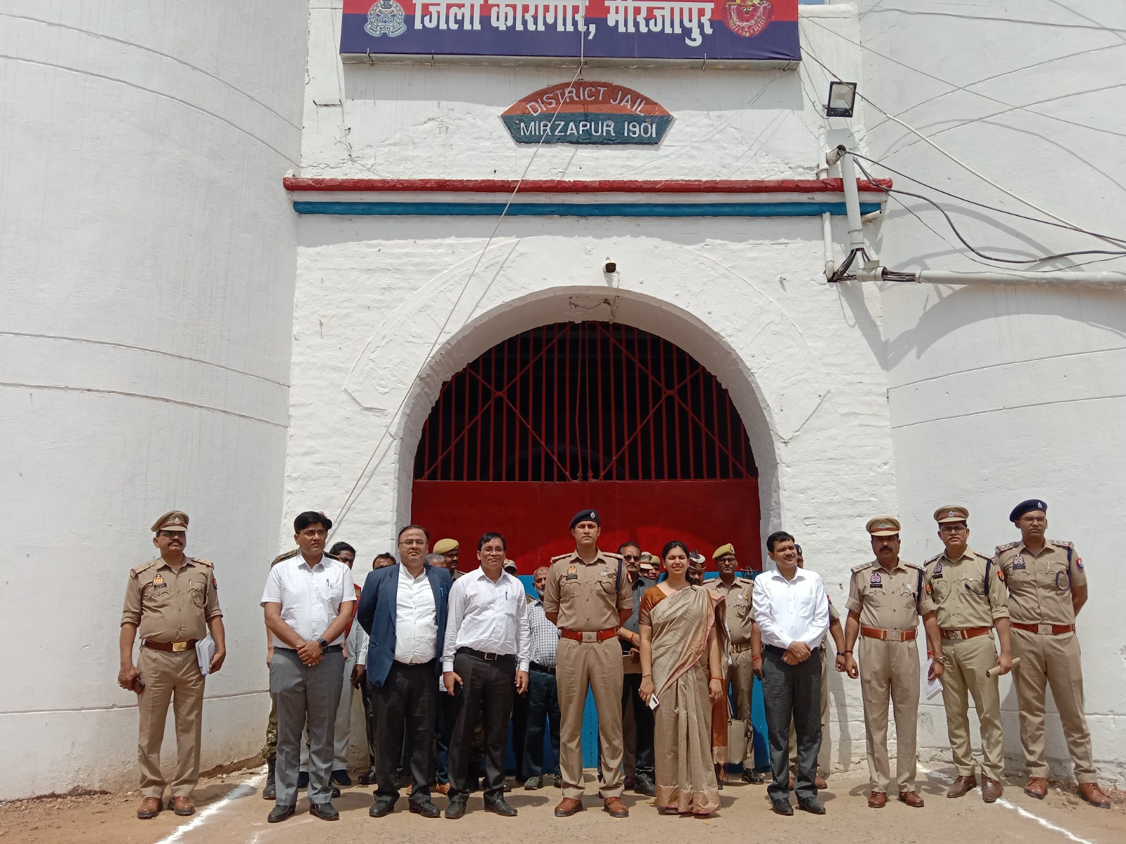 <em>उच्चाधिकारियों द्वारा जेल का निरीक्षण किया गया</em><br>जनपद न्यायाधीश, जिलाधिकारी, पुलिस अधीक्षक, अपर जिला जज, एफ0टी0सी0/सचिव, डी0एल0एस0ए0<br>मुख्य न्यायिक मजिस्ट्रेट ने किया जेल का त्रैमासिक निरीक्षण