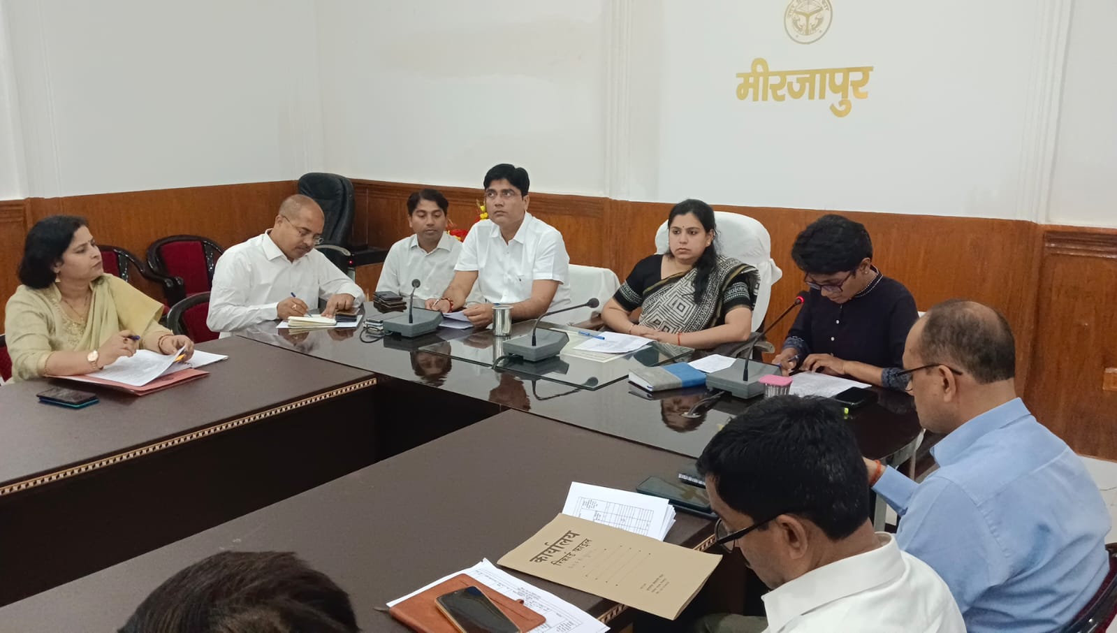 विधानसभा छानबे में उप चुनाव के दृष्टिगत जिला निर्वाचन अधिकारी ने प्रभारी अधिकारियों के साथ की  बैठक