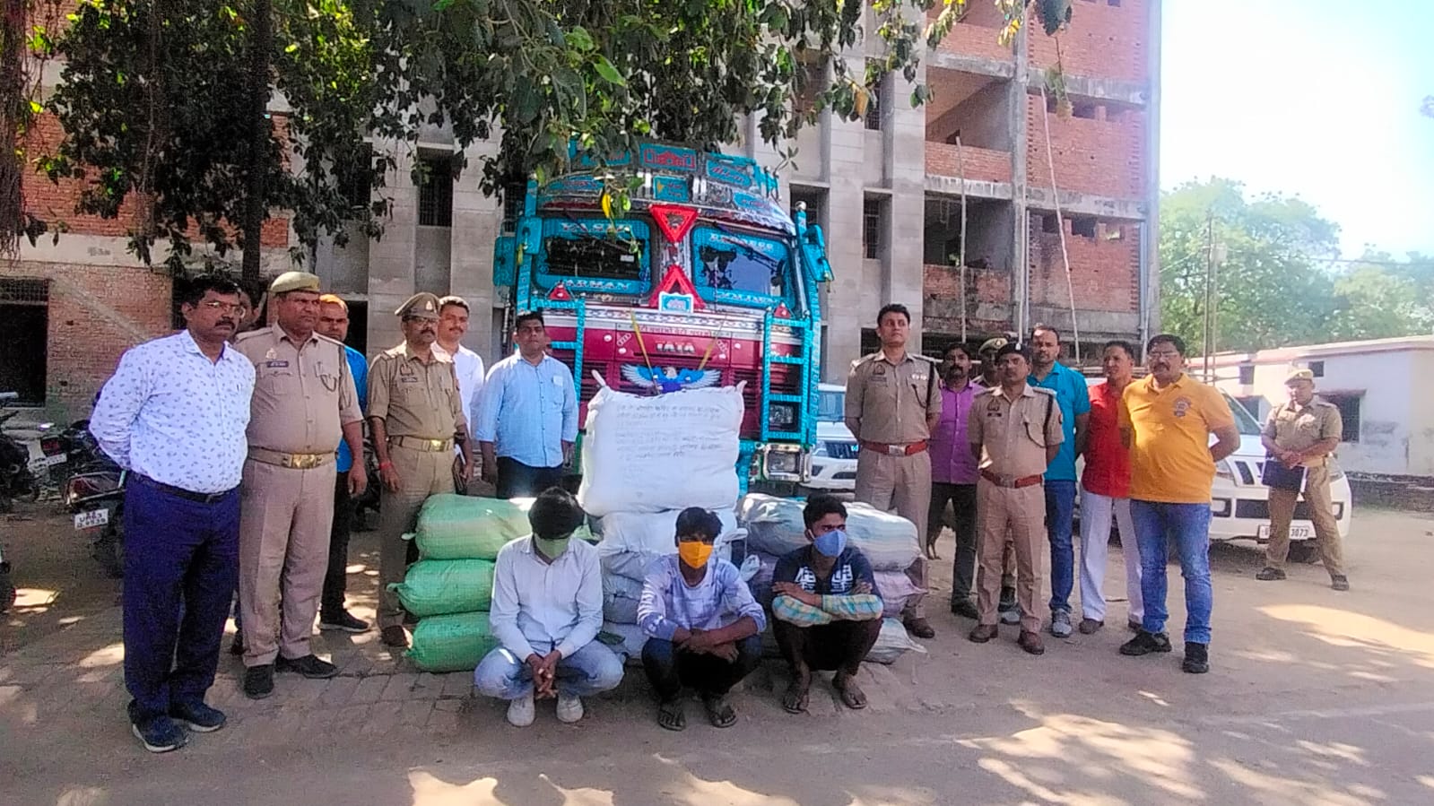 <em>अनुमानित कीमत ₹ 01 करोड़ के अवैध गांजा व ट्रक के साथ 03 अन्तर्राज्यीय गांजा तस्कर गिरफ्तार</em>