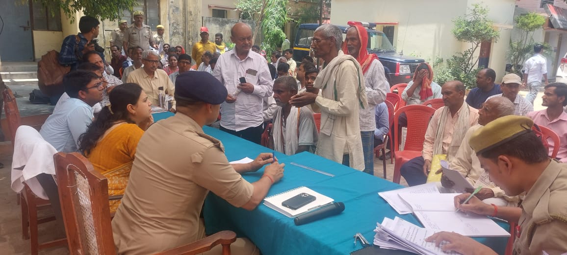 जिलाधिकारी  दिव्या मित्तल व पुलिस अधीक्षक संतोष कुमार मिश्रा ने सुनी जनता की समस्याएं