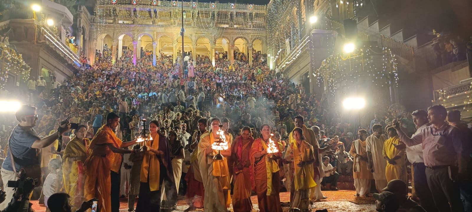 पक्का घाट पर भव्य आरती एवं विभिन्न कार्यक्रमों का आयोजन