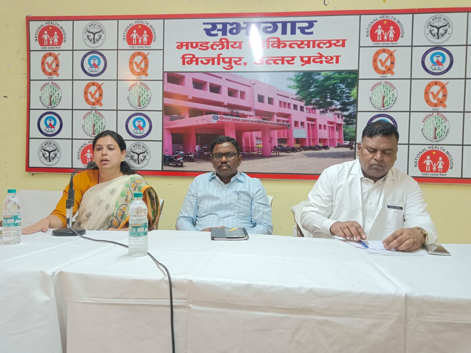 मण्डलायुक्त व जिलाधिकारी ने संयुक्त रूप से मण्डलीय अस्पताल के महिला वार्ड का किया निरीक्षण