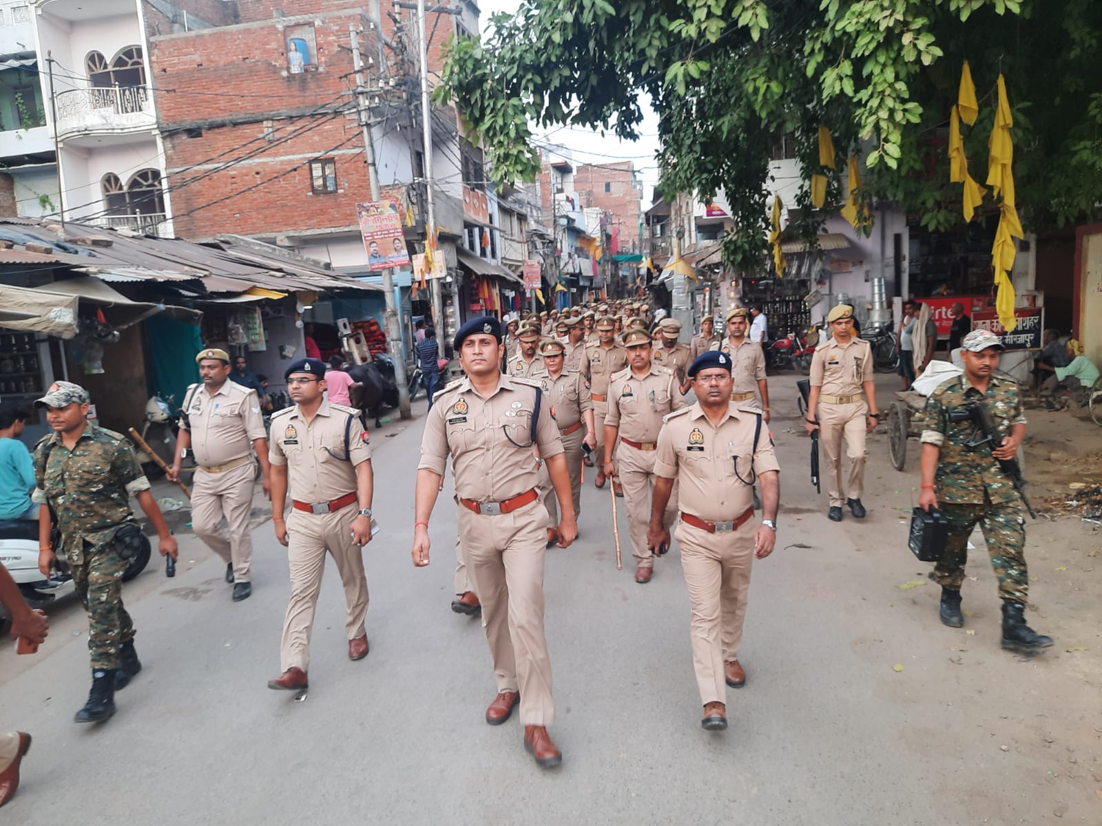 कप्तान द्वारा नगर के भीड़-भाड़ व मिश्रित आबादी वाले क्षेत्र में पैदल गश्त कर आमजन को कराया गया सुरक्षा का एहसास।