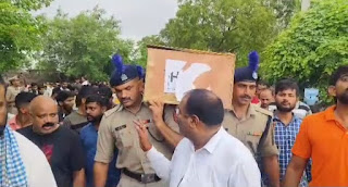गोंडा : शोक संवेदना व्यक्त कर सीएम योगी ने की बड़ी घोषणा शहीद अजय सिंह को जवानों ने दी सलामी