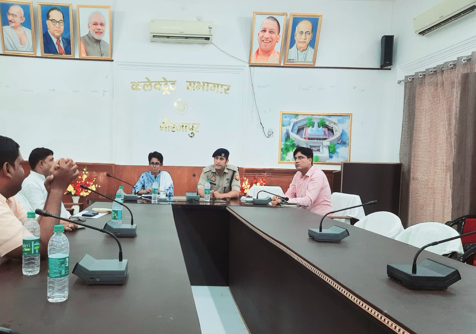 पुलिस अधीक्षक संतोष कुमार मिश्रा एवं अन्य अधिकारियों ने की समीक्षा बैठक