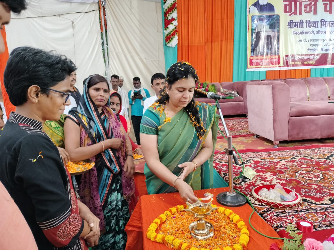 गांव की समस्याओं को गांव में ही निस्तारण के लिये जिलाधिकारी ने ग्राम पंचायत महामलपुर में लगायी ग्राम चौपाल