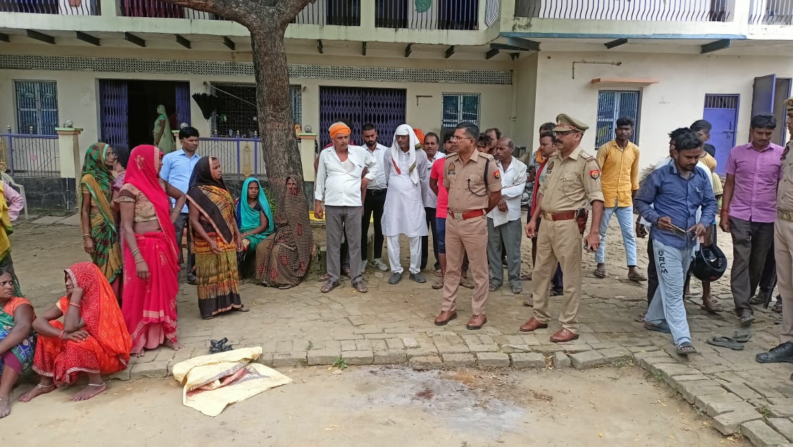 कुल्हाड़ी से काटकर पत्नी की हत्या