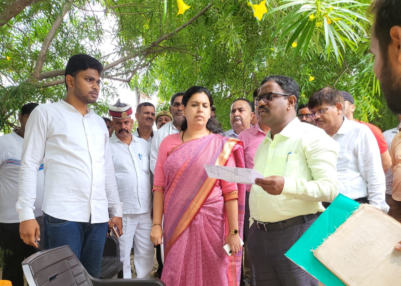 विंध्य विश्वविद्यालय के लिए मंडलायुक्त व जिलाधिकारी ने देखा जमीन