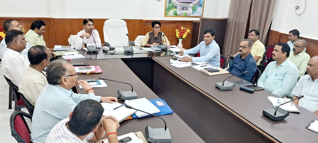 मुख्य विकास अधिकारी द्वारा मुख्यमंत्री के सर्वोच्च विकास प्राथमिकता कार्यक्रम एवं 50 लाख से अधिक लागत से निर्माणाधीन परियोजनाओं के प्रगति कार्य की ली गयी जानकारी