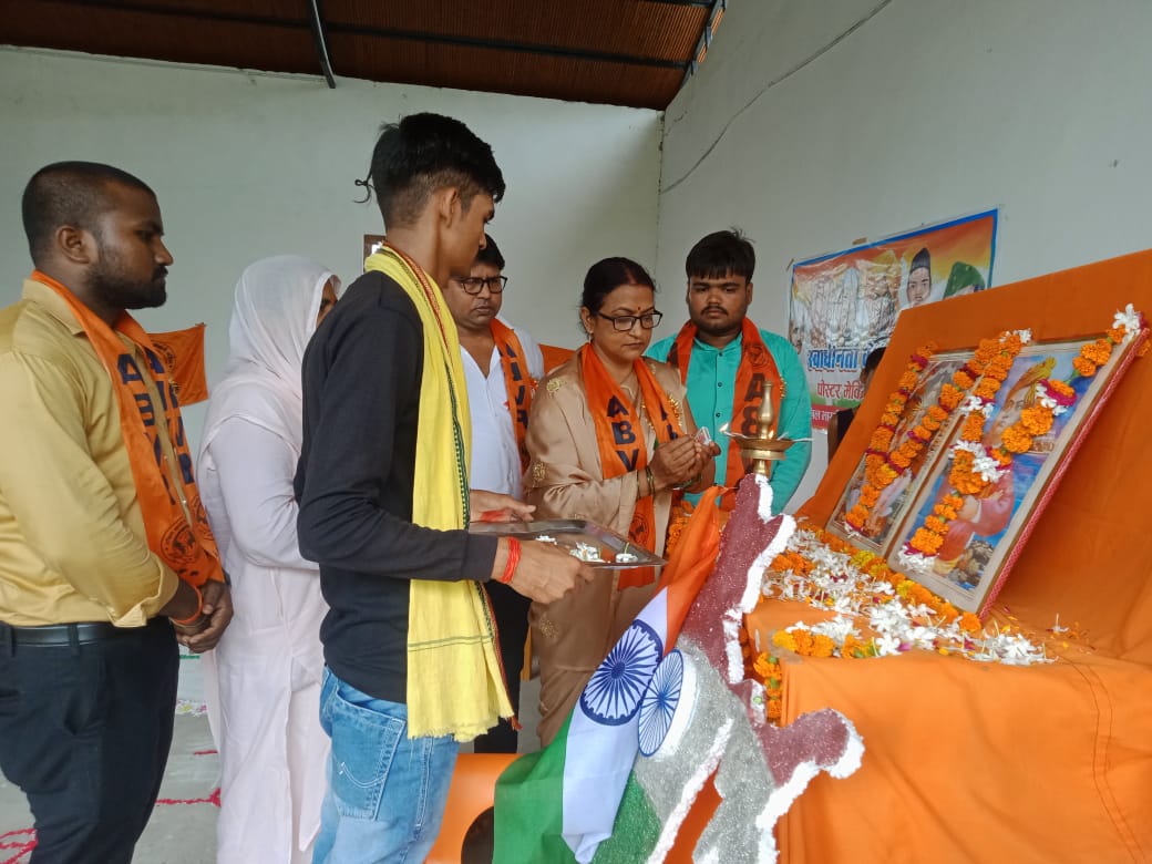 गोंडा : अखिल भारतीय विद्यार्थी परिषद परसपुर नगर इकाई के कार्यकर्ताओं द्वारा आजादी के महानायक पोस्टर मेकिंग प्रतियोगिता व संगोष्ठी का किया गया आयोजन