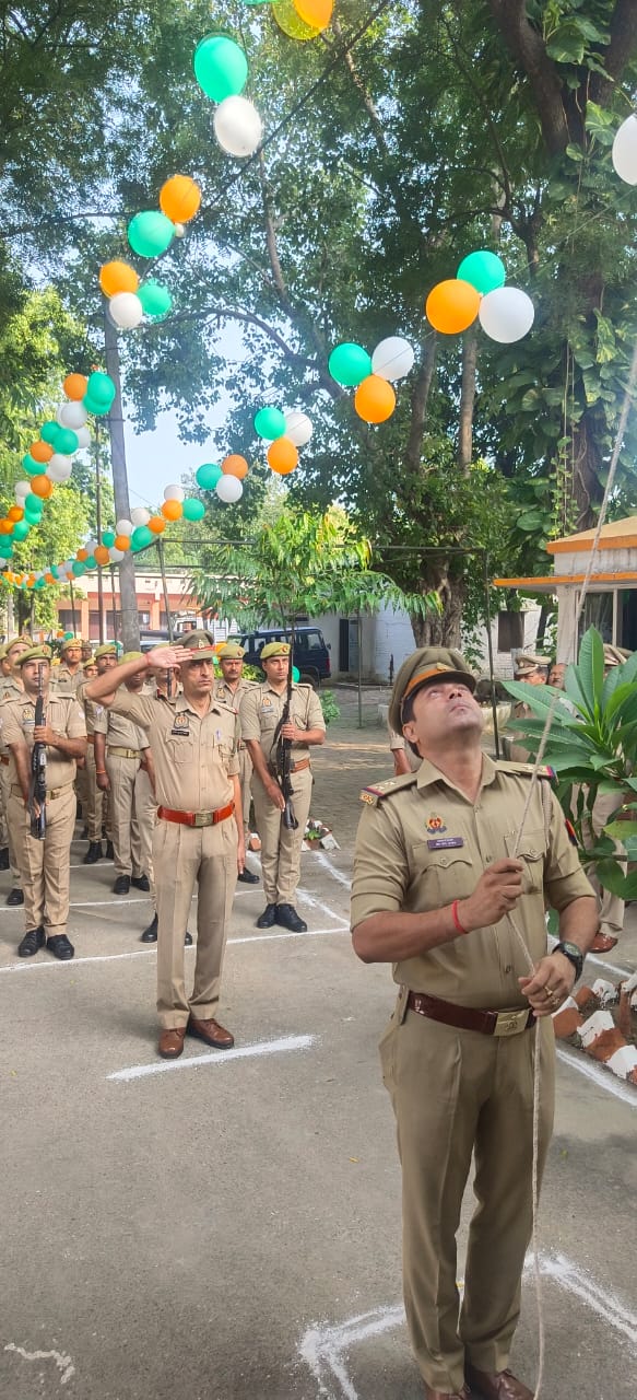 गोंडा : 77 वें आजादी के जश्न में स्वतंत्रता दिवस पर ध्वजारोहण कर फहराया गया तिरंगा , दी गई सलामी