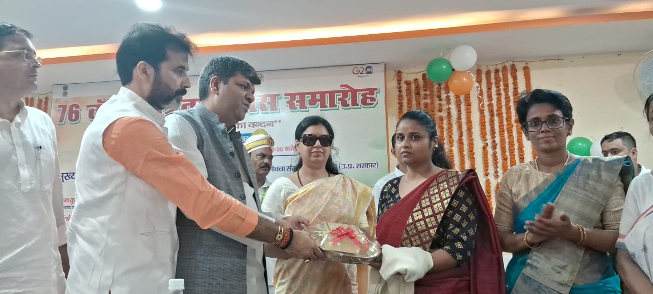 स्वतंत्रता दिवस के अवसर पर तीन विभूतियों को किया गया सम्मानित