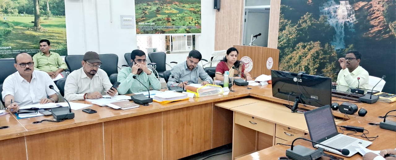 जिलाधिकारी एवं मंडल आयुक्त ने विकास कार्यों की की समीक्षा.....
