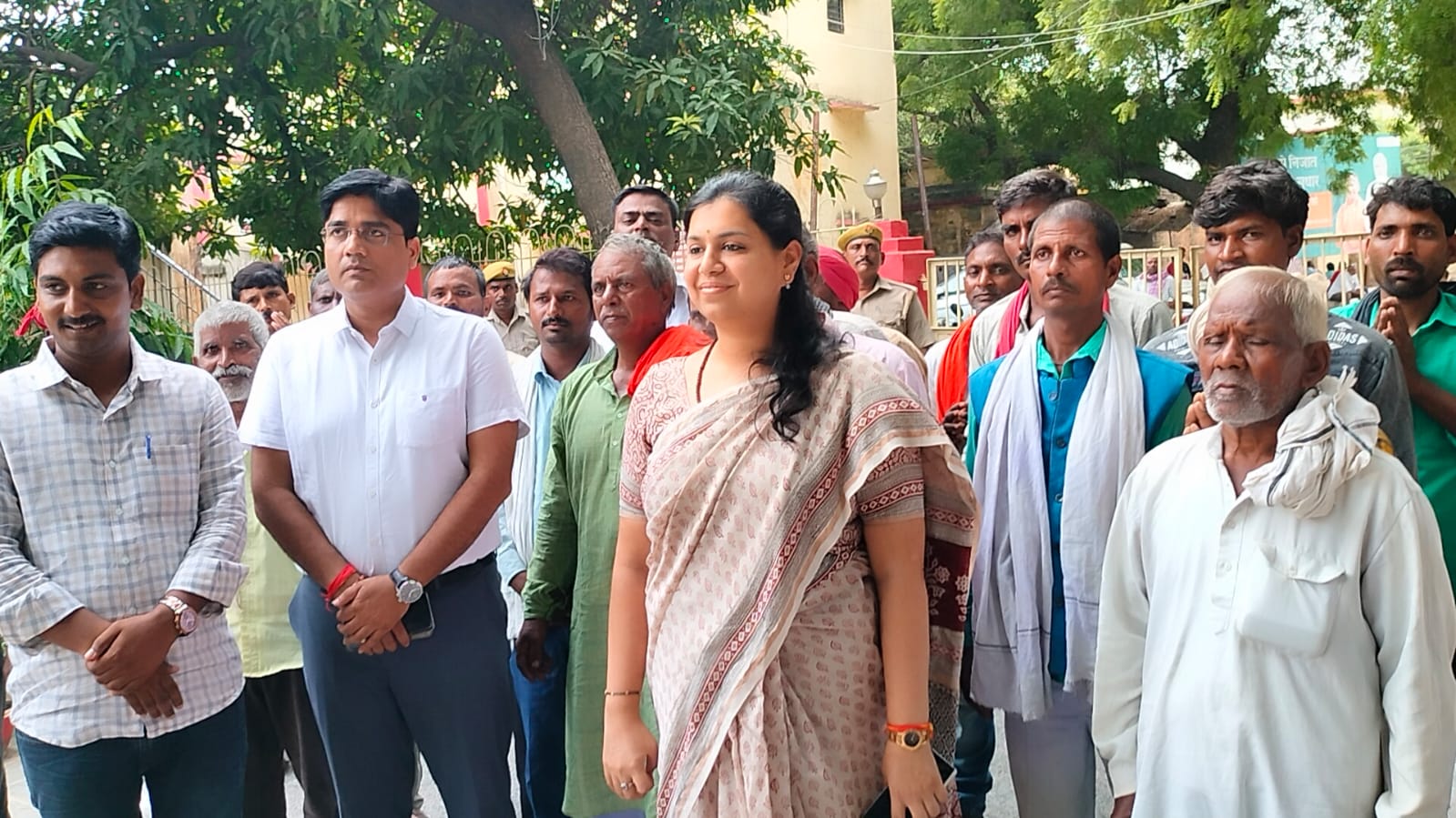 जिलाधिकारी के निर्देश पर 33 भूमिहीन व्यक्तियो को दिया गया आवासीय भूमि पट्टा