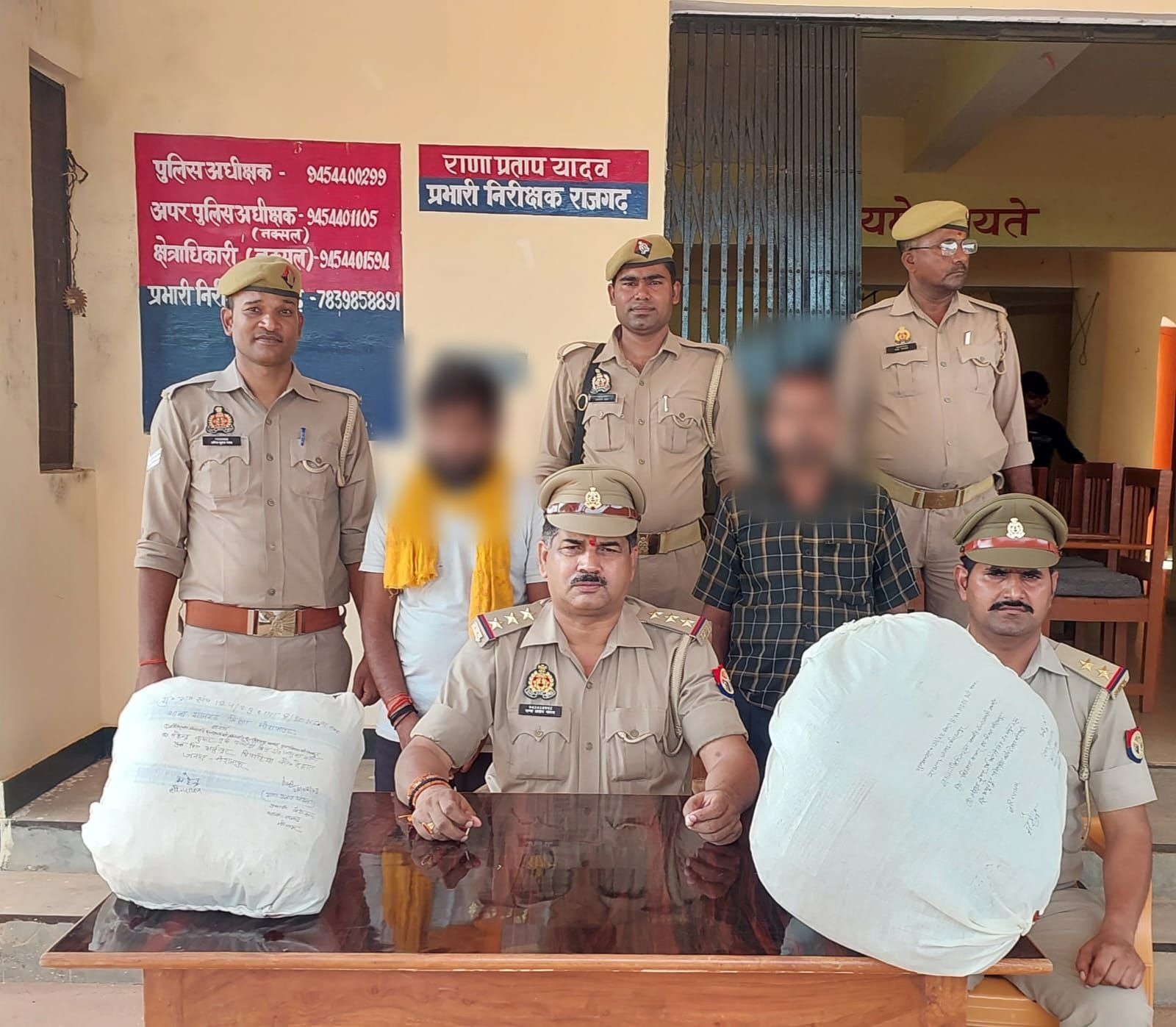 थाना राजगढ़ पुलिस द्वारा 02 शातिर अन्तर्जनपदीय गांजा तस्कर गिरफ्तार, 20 किग्रा अवैध गांजा बरामद
