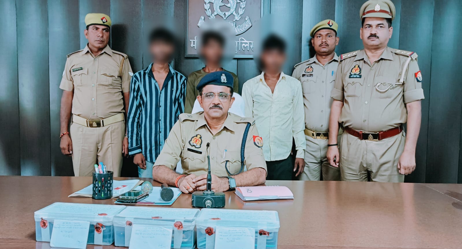 थाना राजगढ़ क्षेत्रांतर्गत मोबाइल की दुकान मे हुई चोरी की घटना का अनावरण, 03 शातिर चोर गिरफ्तार, चोरी की 19 अदद मोबाइल व अन्य इलेक्ट्रानिक सामान बरामद