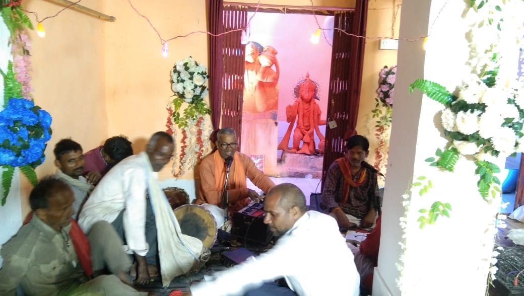 परसपुर जनपद गोण्डा के रियासत राजमंदिर राजा टोला में धूमधाम से मनाया गया भगवान श्रीकृष्ण के जन्मोत्सव का पर्व