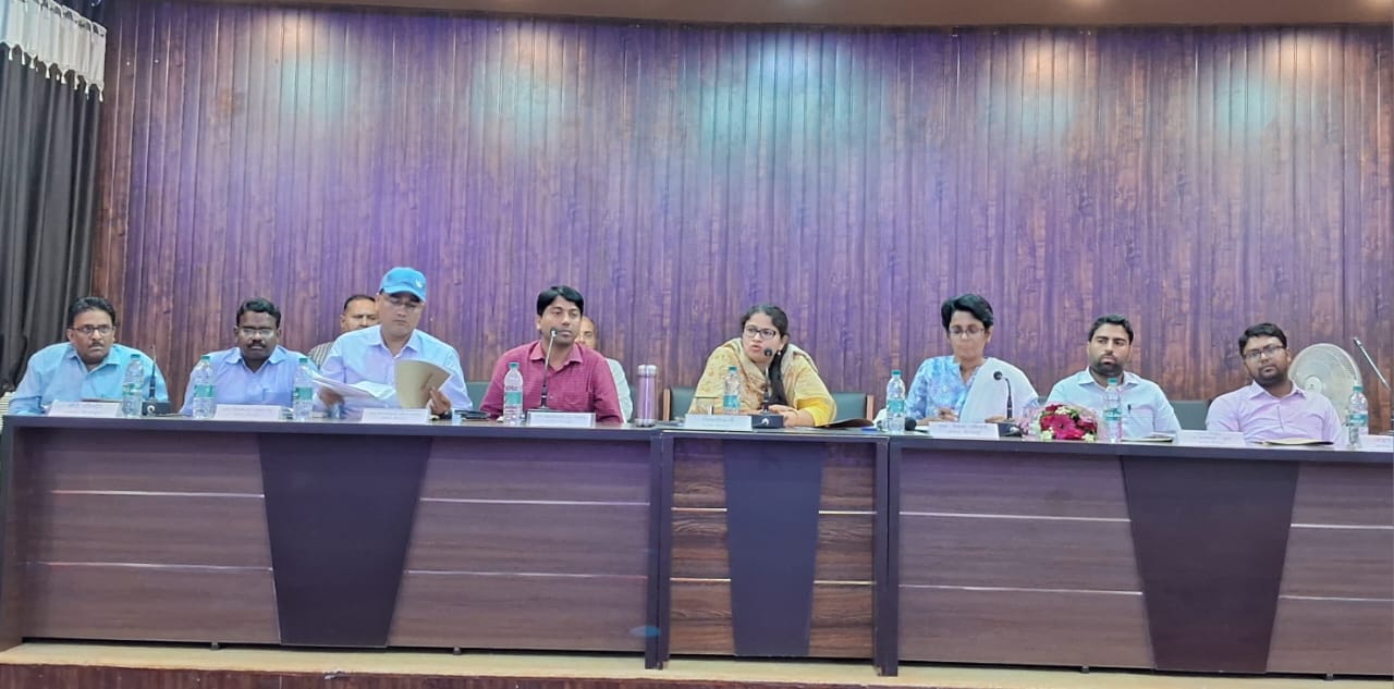 अपने तैनाती स्थल के मुख्यालय पर ही रात्रि निवास करे अधिकारी -जिलाधिकारी