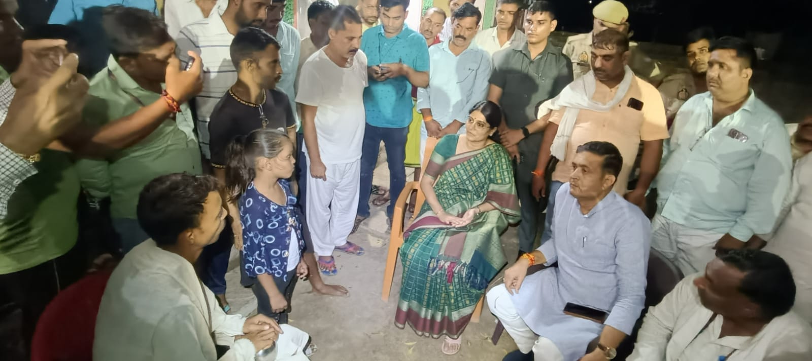 केंद्रीय मंत्री श्रीमती अनुप्रिया पटेल ने बैंक लूट कांड में मारे गए गार्ड जय सिंह के परिजनों से मुलाकात की