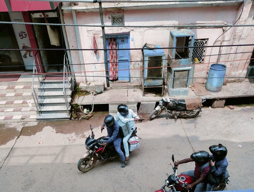 मिर्जापुर एक्सिस बैंक लूट कांड में,  लूट कांड के अभियुक्तों को सुराग देने के लिए,1 लाख नगद पुरस्कार की घोषणा.......