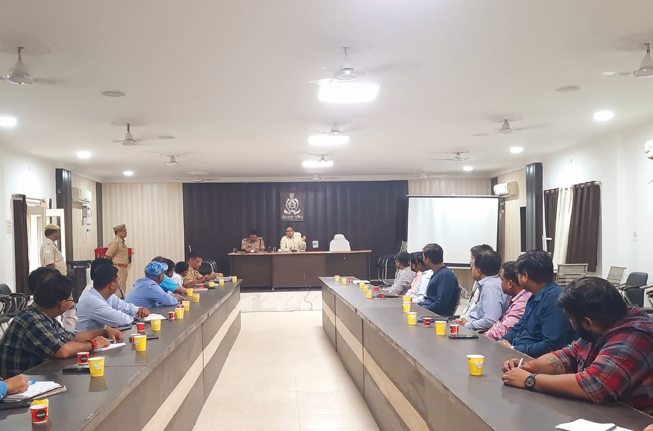 पुलिस अधीक्षक मीरजापुर द्वारा पुलिस लाइन स्थित सभागार कक्ष में व्यापार मण्डल की बैठक कर सुनी गयीं उनकी समस्याएं तथा सुरक्षा व सहयोग का दिया गया भरोसा