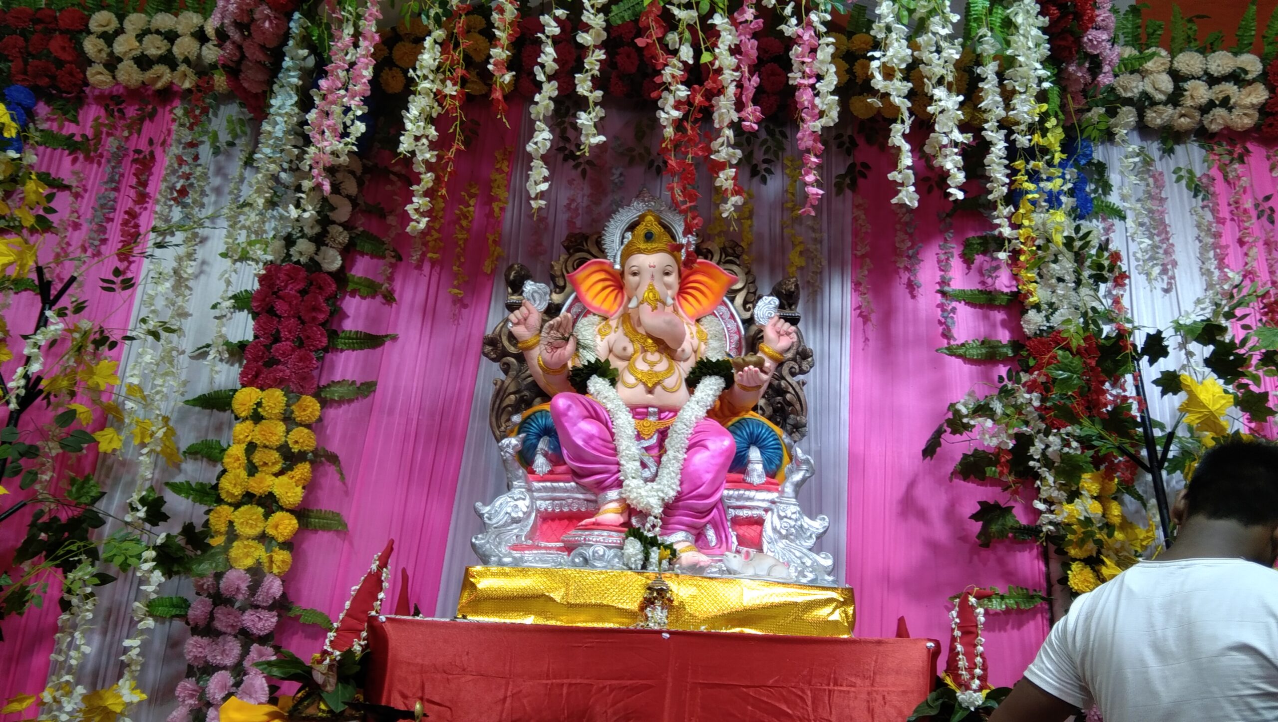 गोंडा : श्री गणेश पूजा महोत्सव वैदिक मंत्रोच्चारण समेत पूजा पाठ धार्मिक अनुष्ठान के साथ हुआ आरंभ