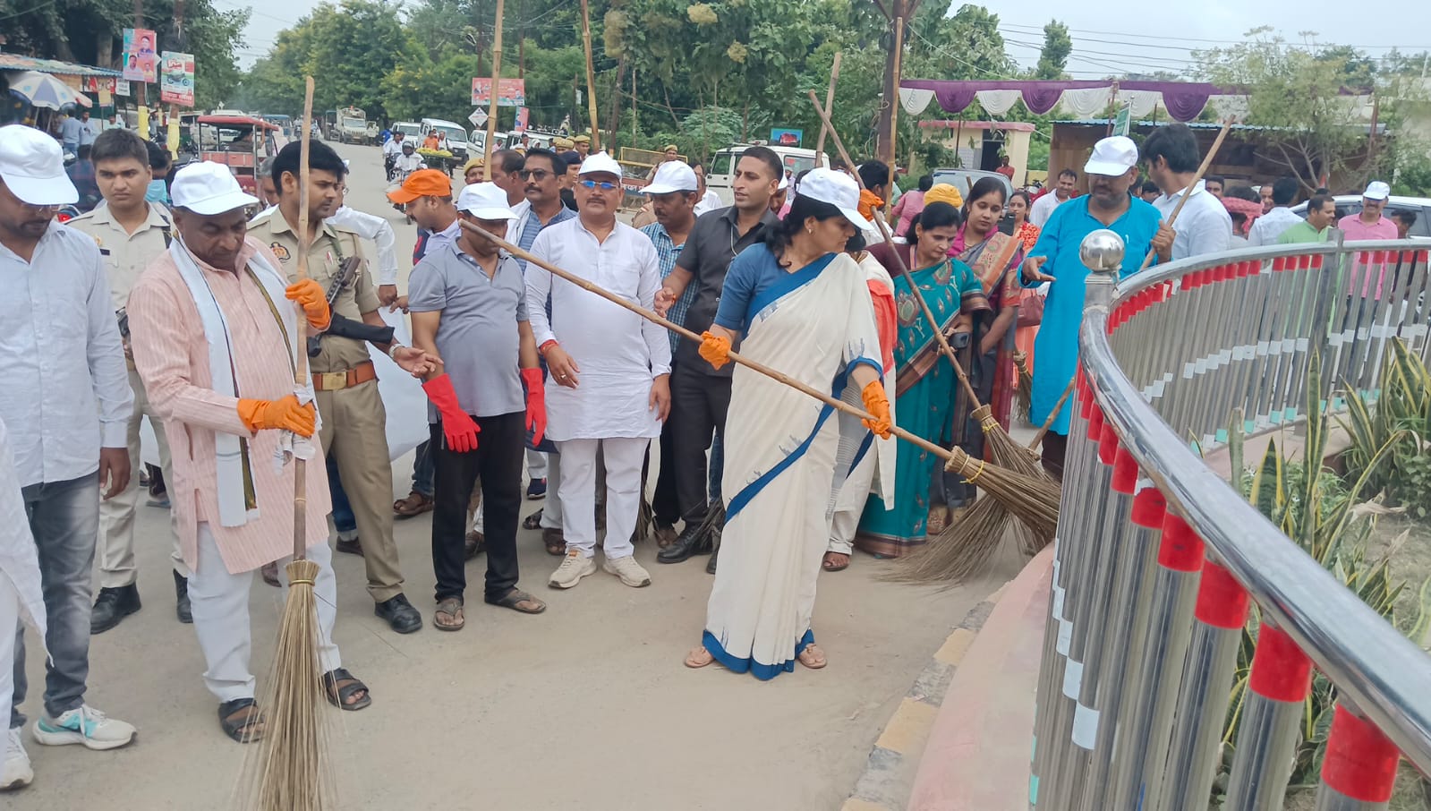 ‘‘स्वच्छता ही सेवा’’ अभियान के अन्तर्गत पूरे जनपद में चलाया गया वृहद सफाई अभियान