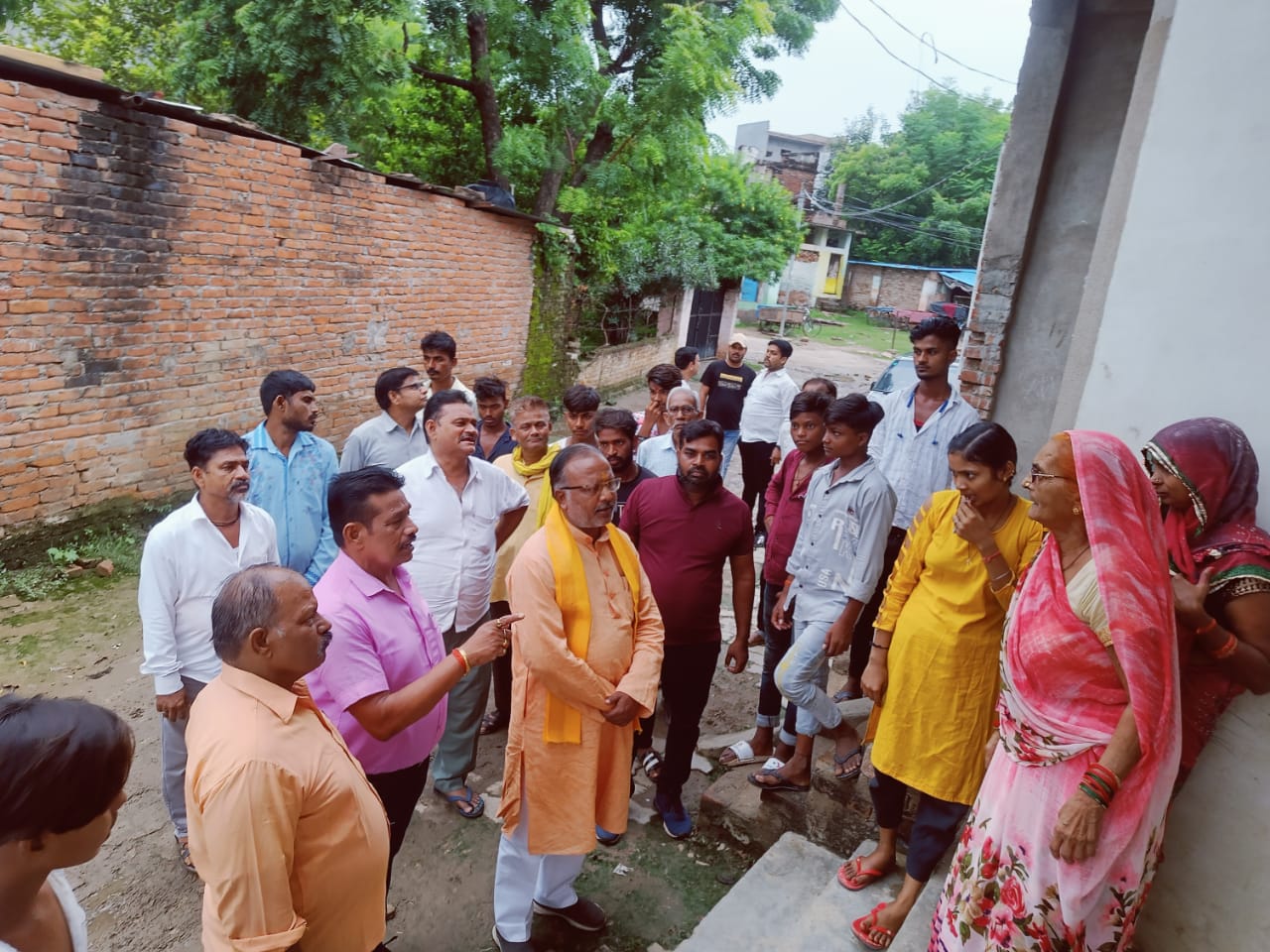 आज भाजपा नेता मनोज जायसवाल तरकापुर के दलित बस्ती में घर-घर किया जन सम्पर्क