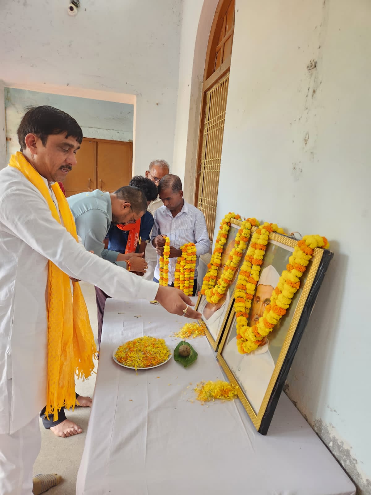 महात्मा गाँधी एवं लालबहादुर शास्त्री की जयंती पर नपाध्यक्ष श्यामसुंदर केशरी ने दी श्रद्धांजलि...