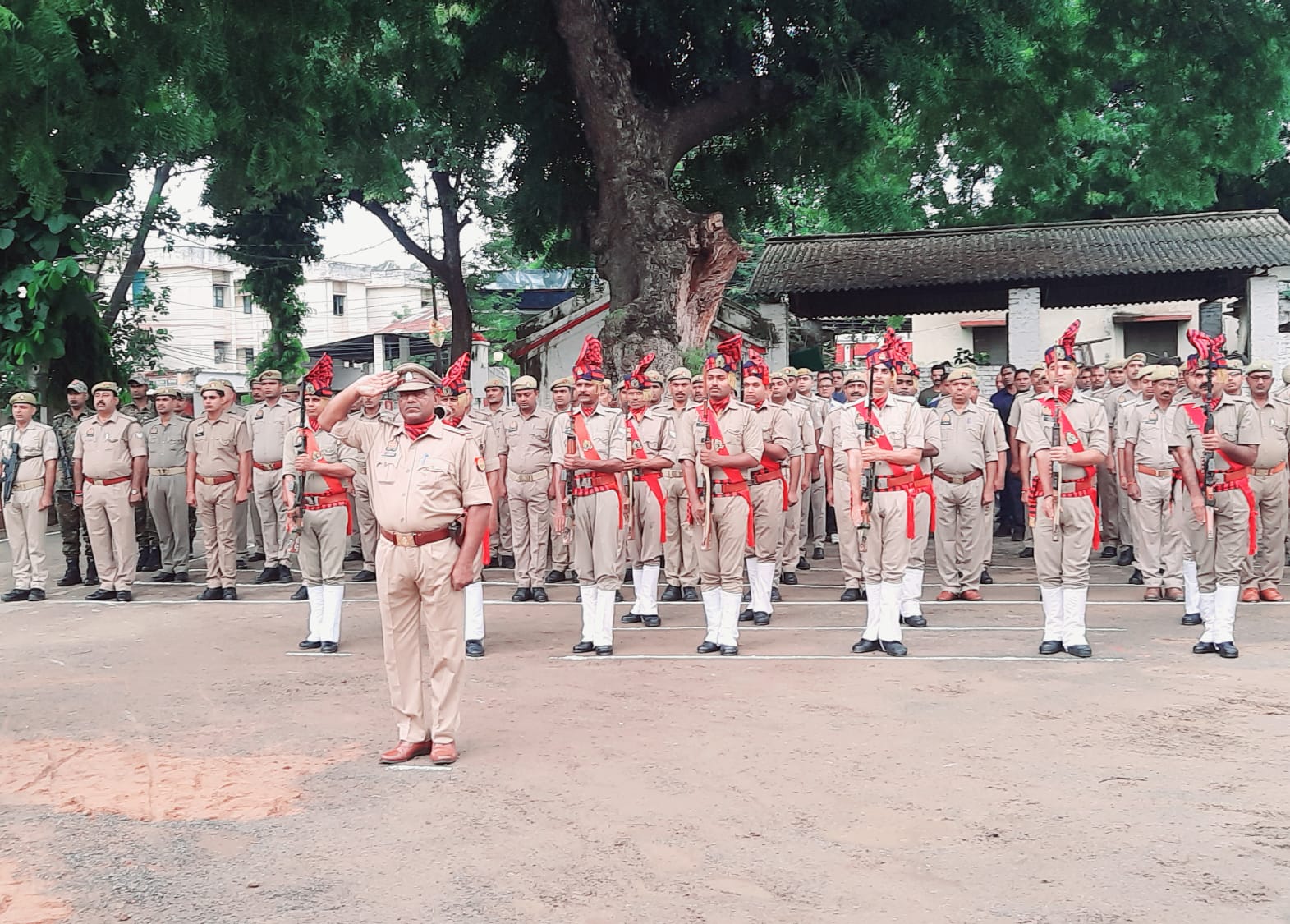 पुलिस अधीक्षक मीरजापुर द्वारा पुलिस लाइन में ध्वजारोहण कर राष्ट्रपिता महात्मा गांधी एवं पूर्व प्रधानमंत्री लाल बहादुर शास्त्री जी की तस्वीर पर माल्यार्पण कर पुष्प अर्पित करते हुए दी गयी सलामी