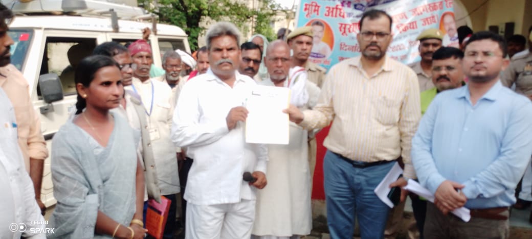 भूमिहीनों का काफिला पहुंच घोरावल तहसील एसडीएम को सौपे 11 सूत्री मांग पत्र