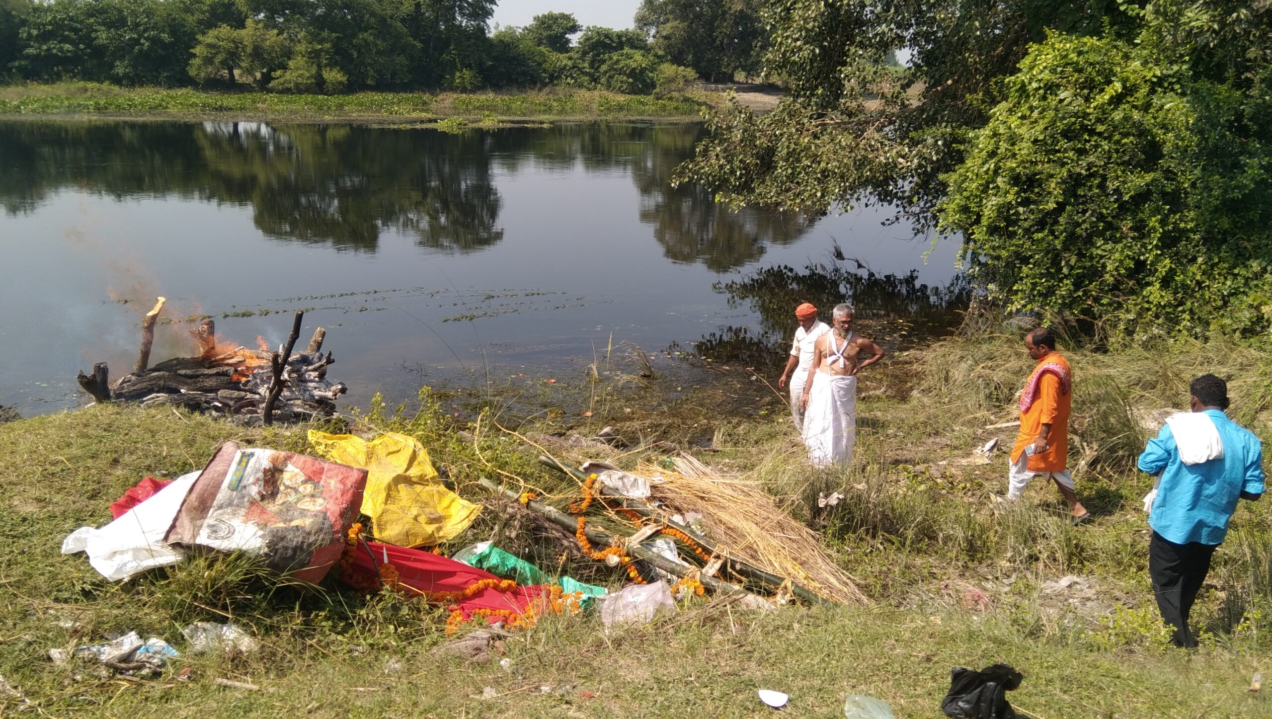 गोंडा : बड़े बेटे ने दी मुखाग्नि