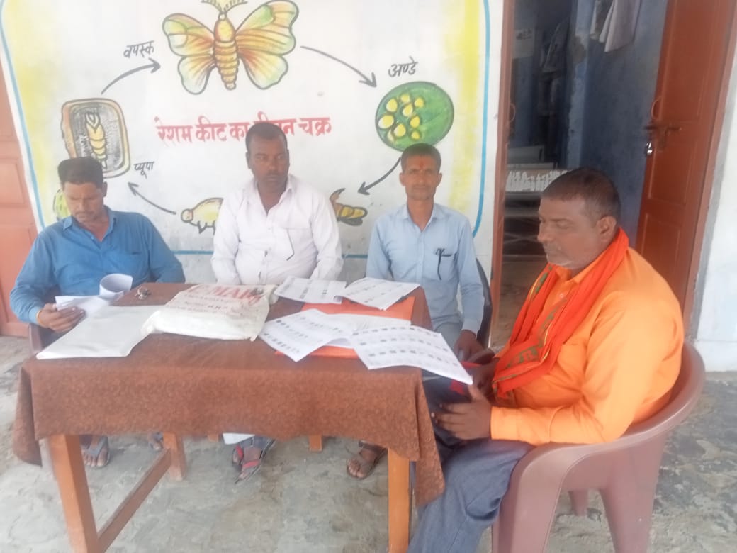 गोंडा : मतदाता बनाए जाने को लेकर प्राथमिक विद्यालय में लगाया गया कैंप