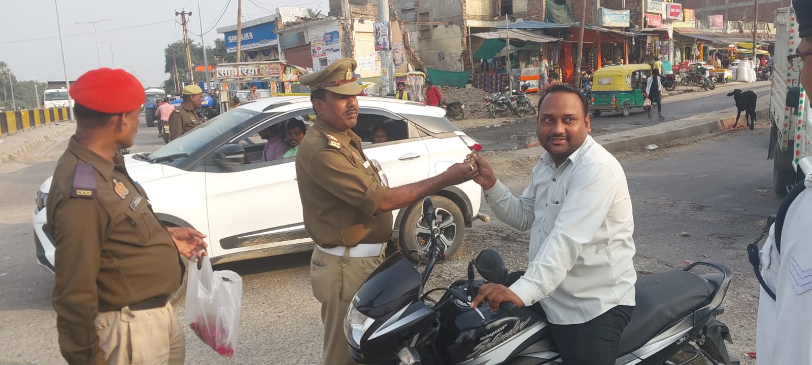 बिना हेलमेट के दो पहिया वाहनों को फूल देकर TI ने किया स्वागत.....  09.11.2023