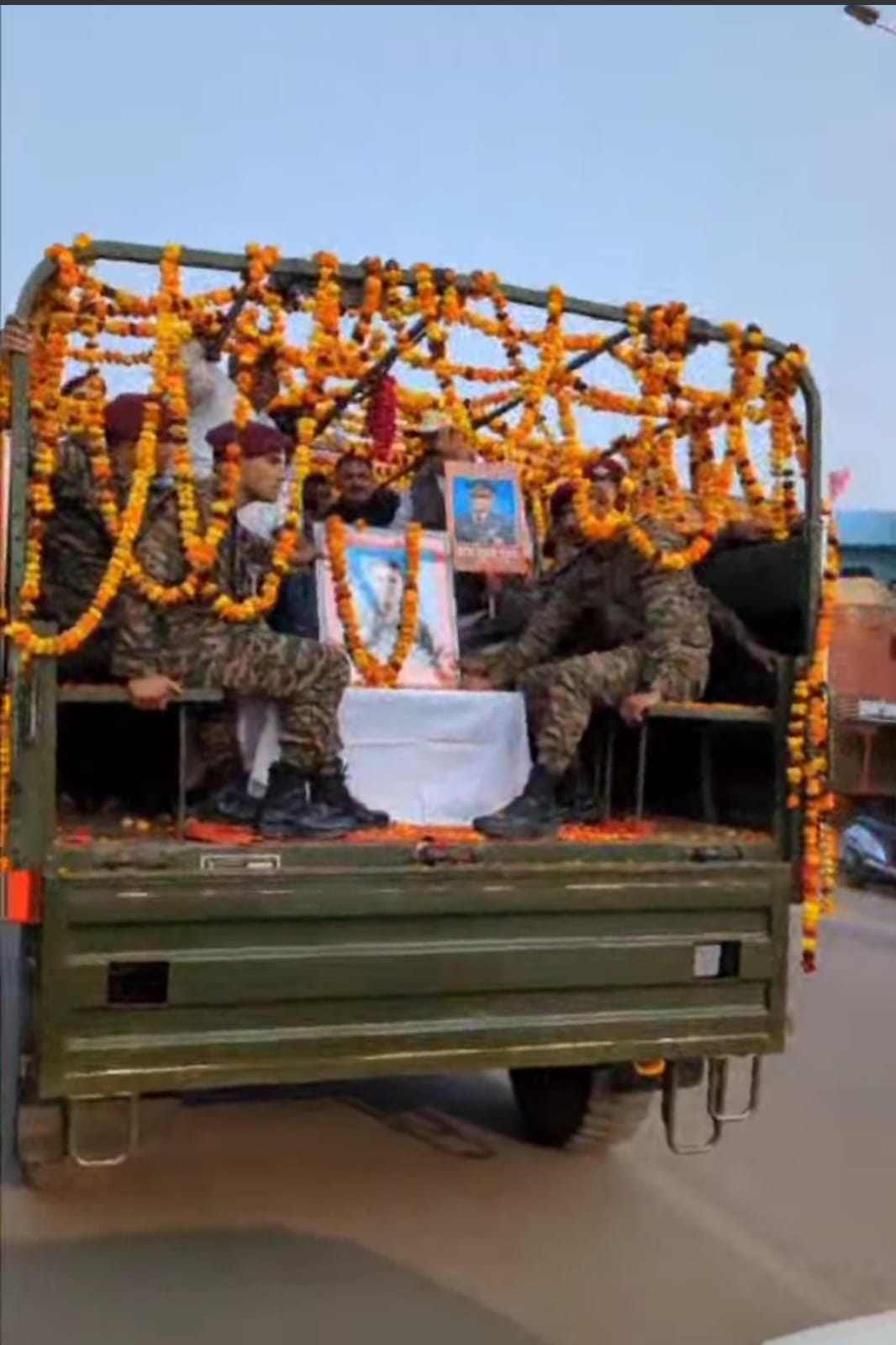 खेरिया हवाई अड्डे पहुंचा शहीद कैप्टन शुभम गुप्ता का पार्थिव शरीर,