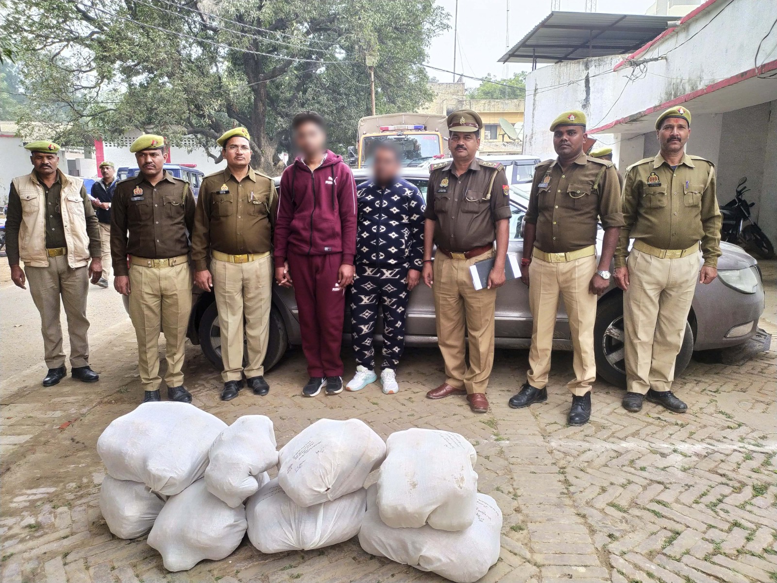 मिर्ज़ापुर में 08 बण्डल कुल 62.400 किग्रा अवैध गांजा बरामद...