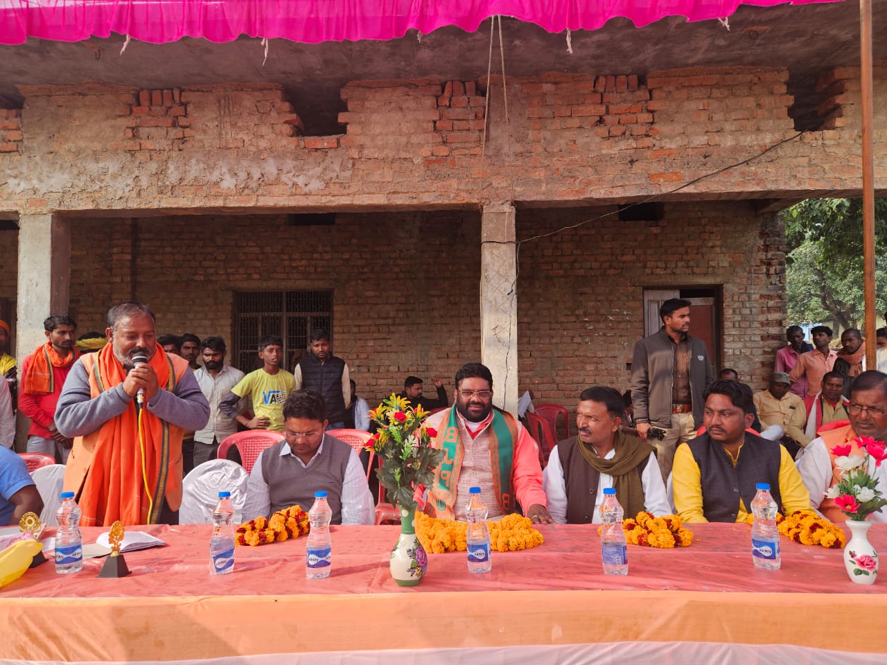 आज दिनांक 25 दिसंबर को स्वर्गीय माननीय अटल बिहारी वाजपेई पूर्व प्रधानमंत्री के जन्मदिन पर फीता काटकर क्रिकेट प्रतियोगिता का उद्घाटन करते हुए पूर्व सांसद नरेंद्र सिंह कुशवाहा